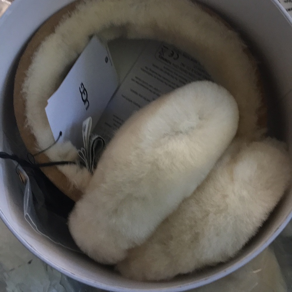 Ugg earmuffs Bluetooth. Chestnut brown. NWT & box - Picture 3 of 8